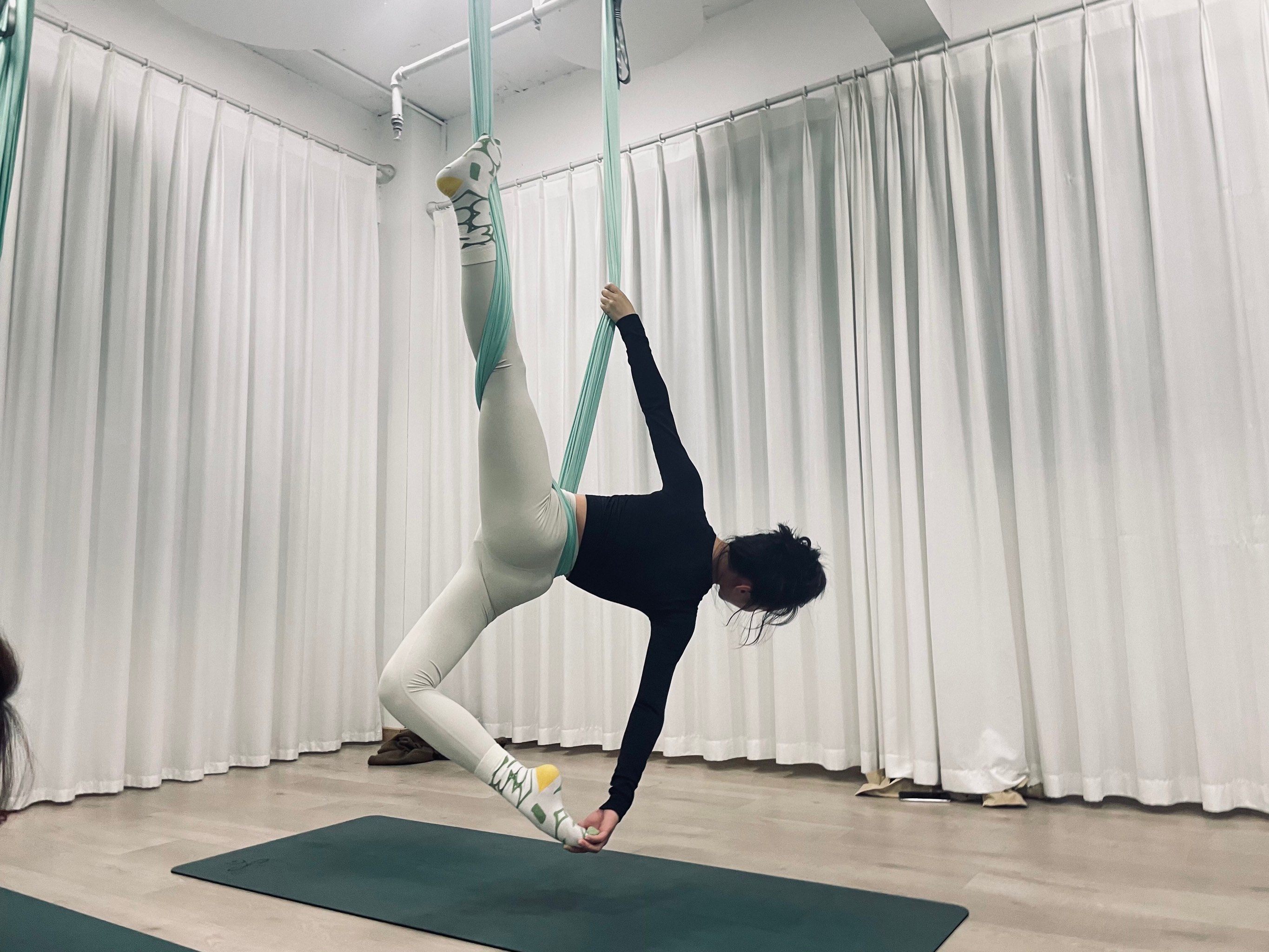 kaiyun体育app-在城市屋顶举行的空中瑜伽秀，别样体验