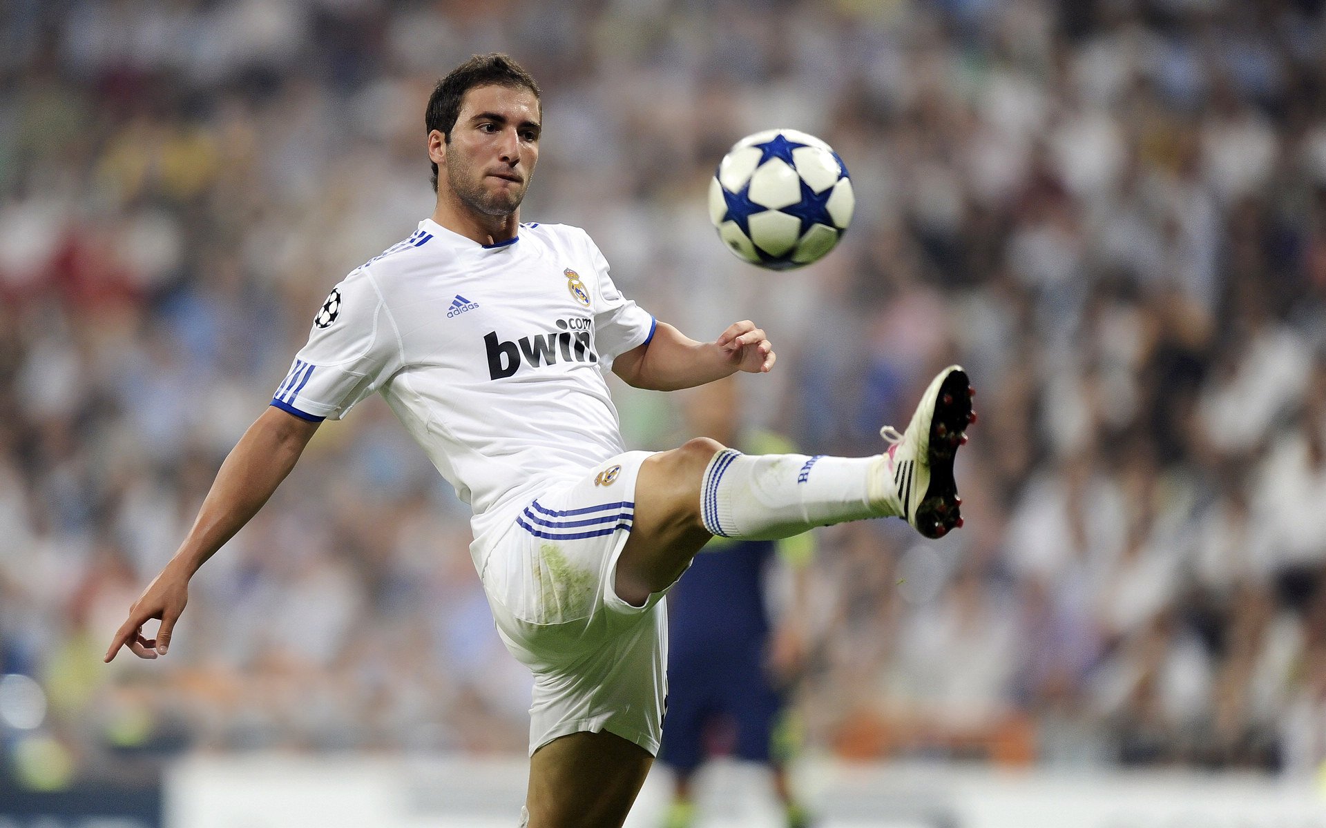 开云官方网站-利雅得新月豪取十连胜领跑积分榜，利雅得胜利和利雅得新月