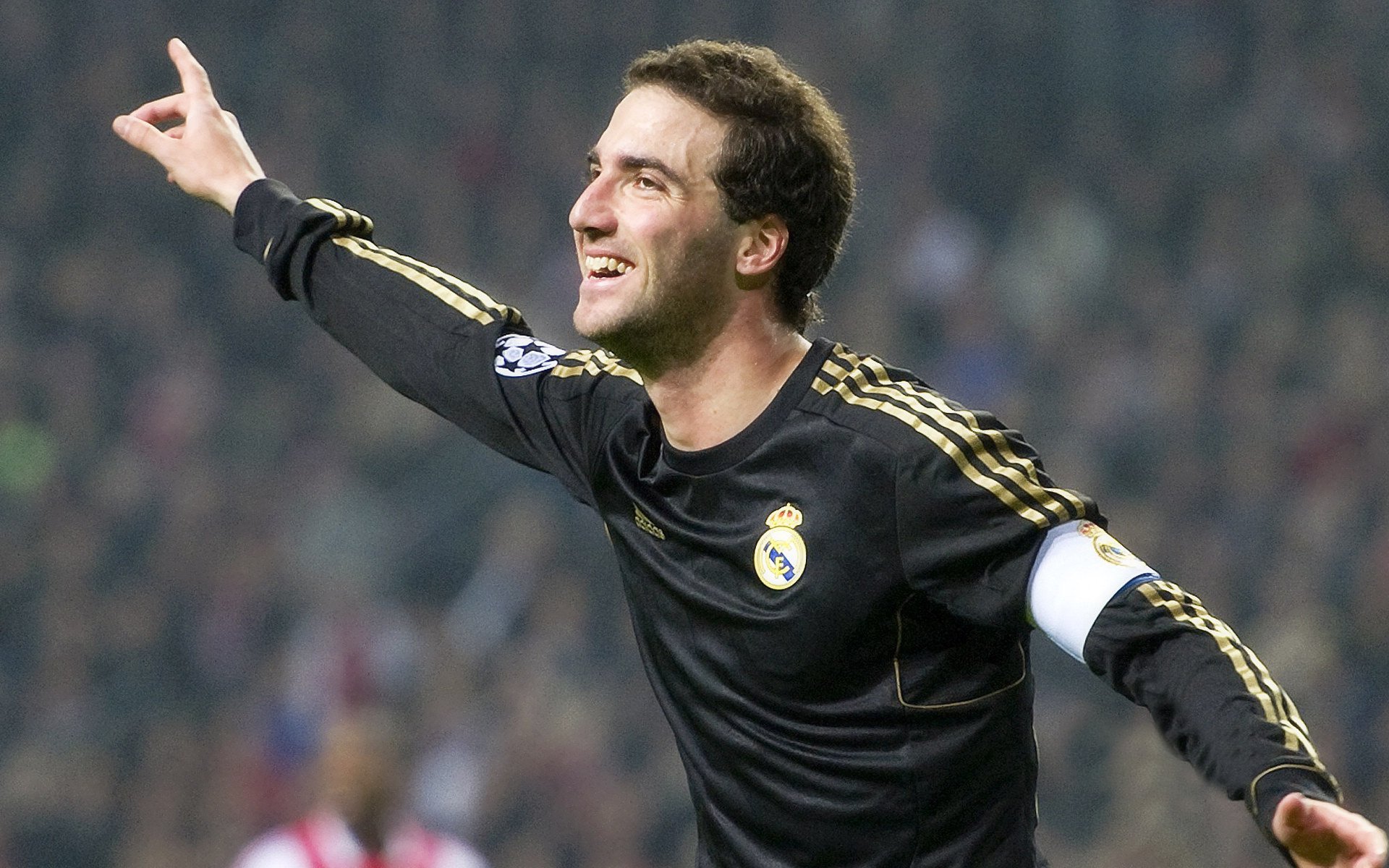 利雅得新月锋线火力无人能挡,利雅得新月球衣品牌