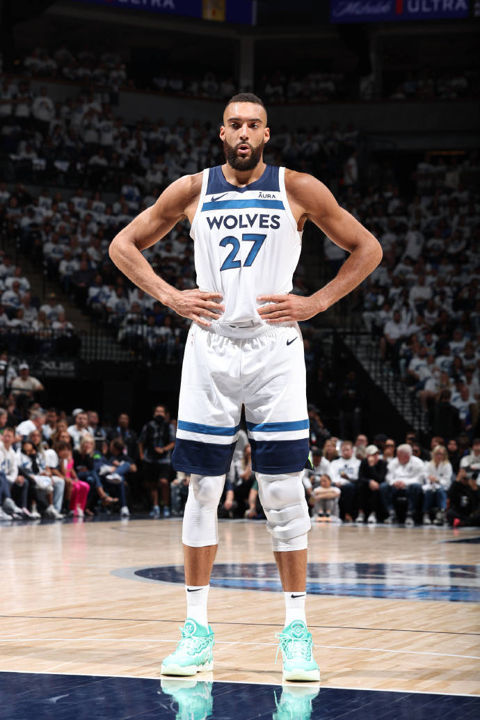 戈贝尔:爵士的防守核心 戈贝尔:爵士的防守核心